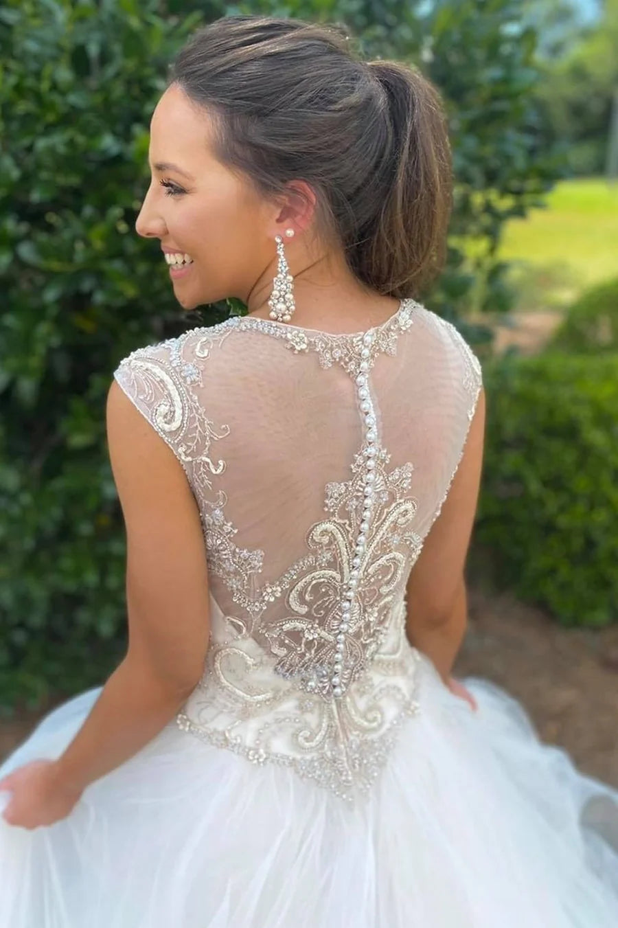Vestido de novia con escote en forma de corazón, cuentas y capas, con cuello redondo